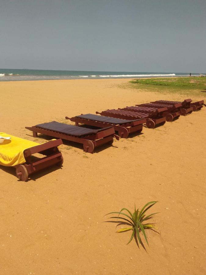 Green Shadows Beach Hotel Wadduwa Exterior photo