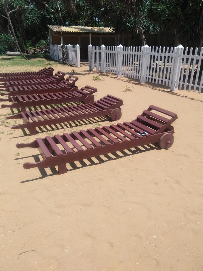 Green Shadows Beach Hotel Wadduwa Exterior photo