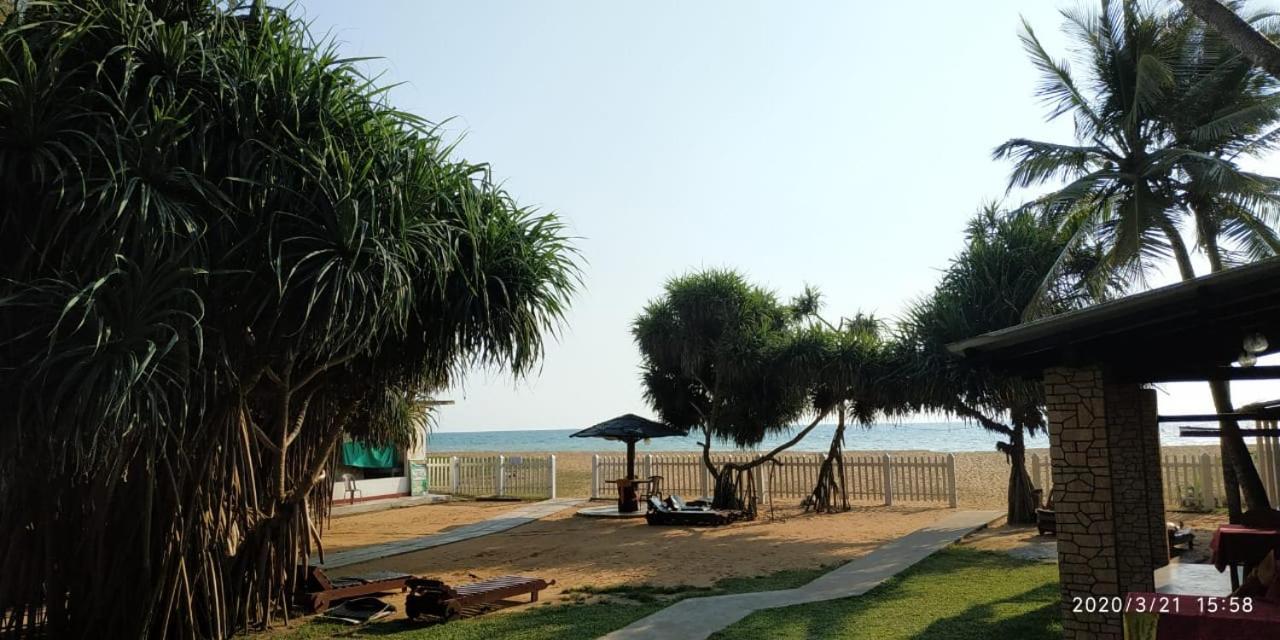 Green Shadows Beach Hotel Wadduwa Exterior photo