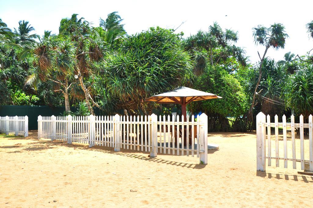 Green Shadows Beach Hotel Wadduwa Exterior photo