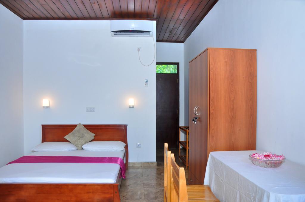 Green Shadows Beach Hotel Wadduwa Exterior photo