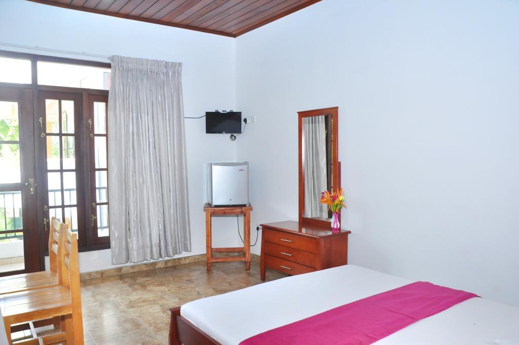 Green Shadows Beach Hotel Wadduwa Exterior photo