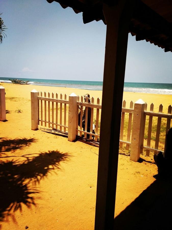 Green Shadows Beach Hotel Wadduwa Exterior photo