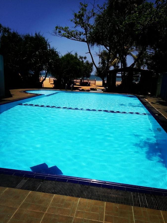 Green Shadows Beach Hotel Wadduwa Exterior photo